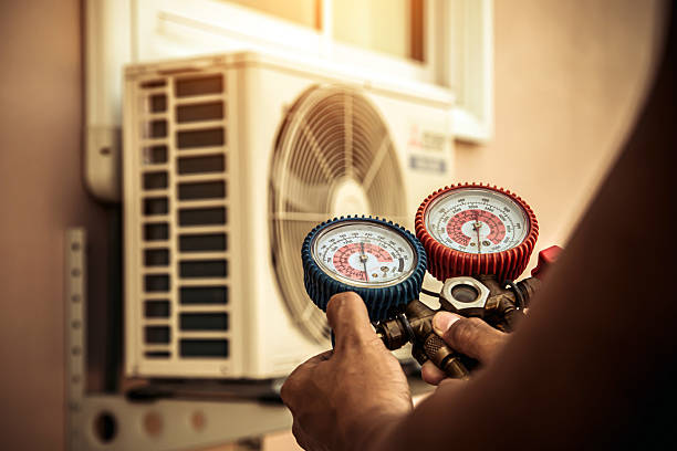 Professional Hvac Installation technician working in Oak Park, IL
